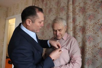 Игорь Мурог вручил труженику тыла в Рязани юбилейную медаль